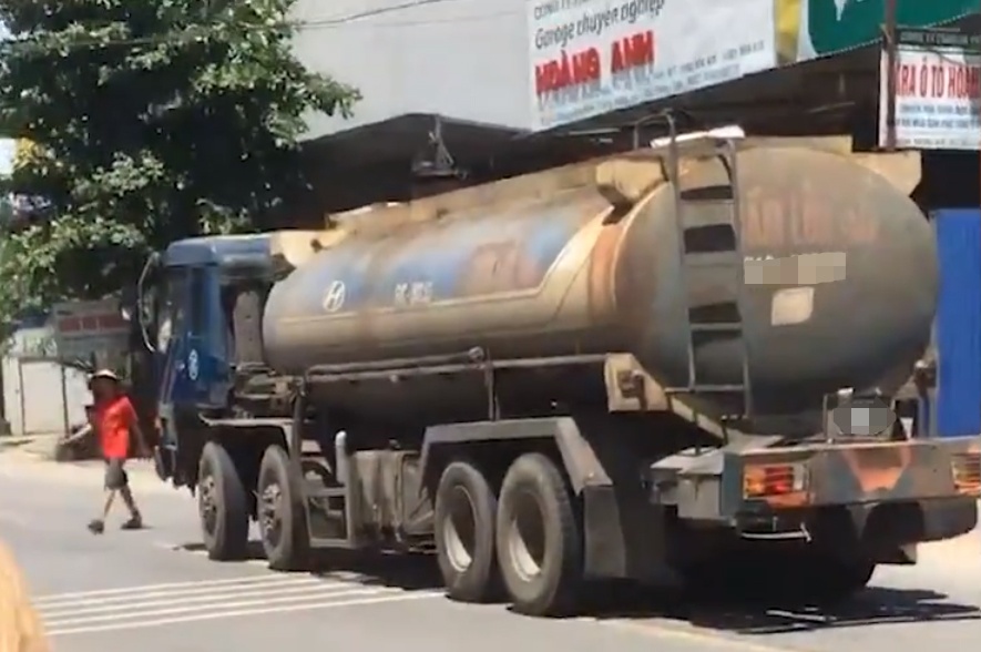 Nam thanh nien tu vong sau cu va cham voi xe bon cho xang hinh anh