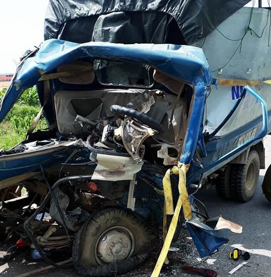 Tai xe oto tai tu vong sau cu dam voi xe container hinh anh