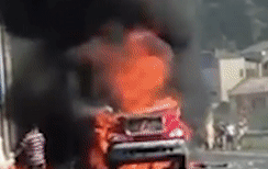 Xe dau keo container chay du doi tren quoc lo 1 hinh anh