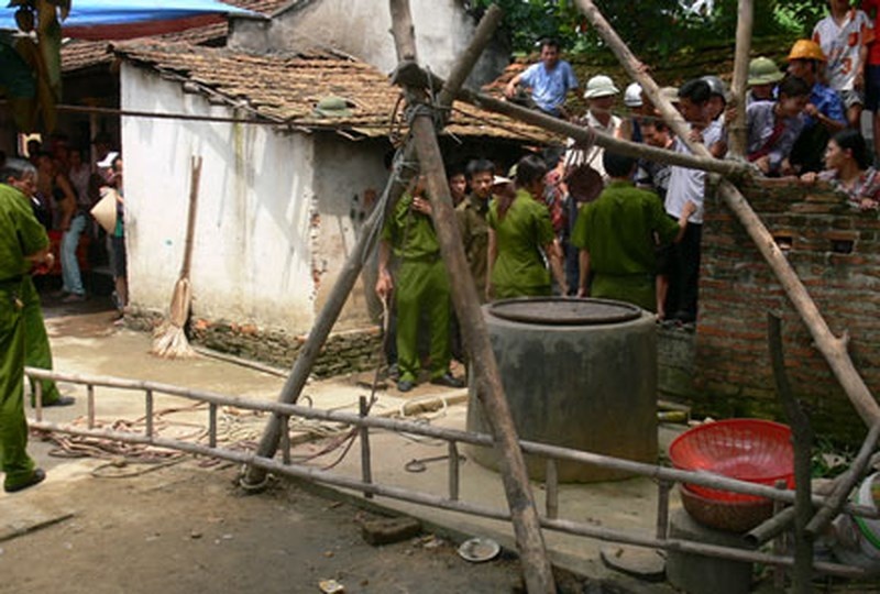 Hai bo con tu vong trong luc dao gieng thue hinh anh