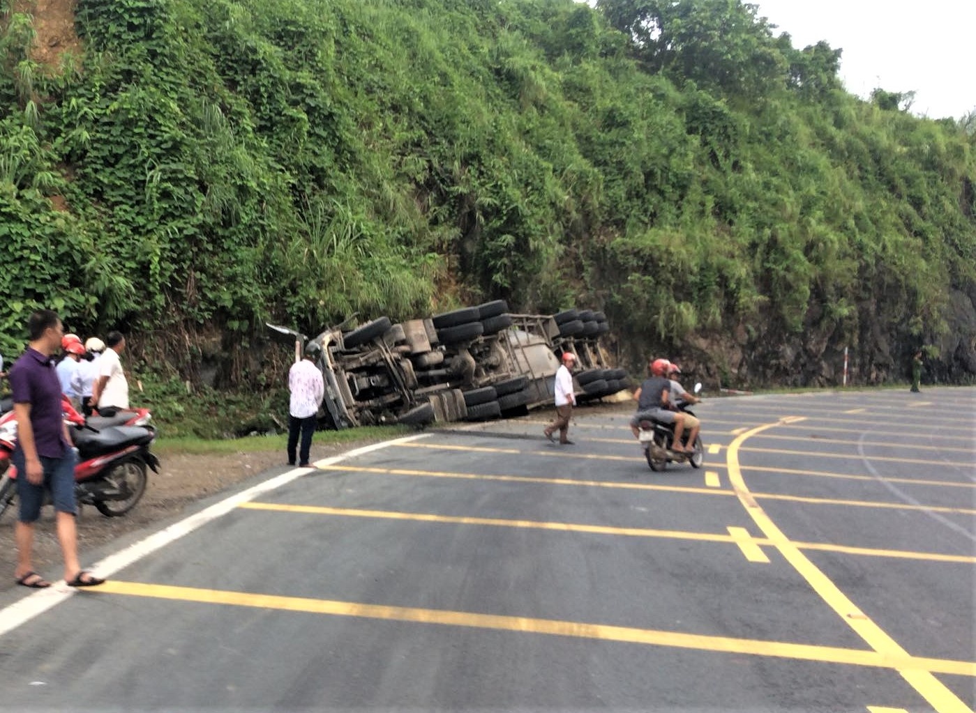 Tai nạn giao thông điểm đen Dốc Cun Hòa Bình ảnh 1 Tai nan giao thong diem den Doc Cun Hoa Binh anh 1