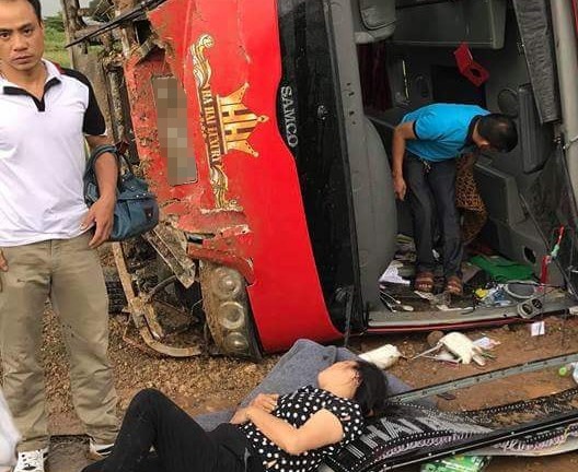 Lật xe khách cao tốc Pháp Vân ảnh 2 Lat xe khach cao toc Phap Van anh 2