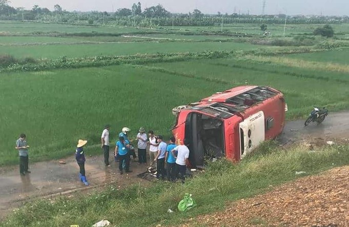 Lat xe khach tren cao toc, hang chuc khach hoang loan hinh anh