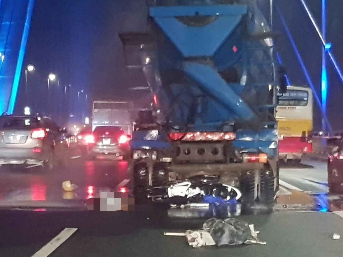 Tong vao duoi xe tron be tong, nguoi dan ong tu vong tren cau Nhat Tan hinh anh