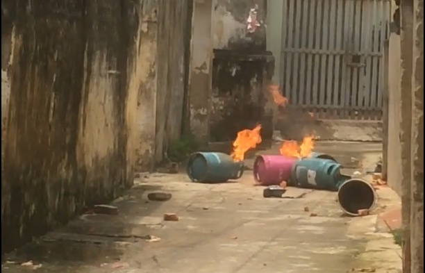 Con re mang 4 binh ga dot truoc nha bo vo hinh anh