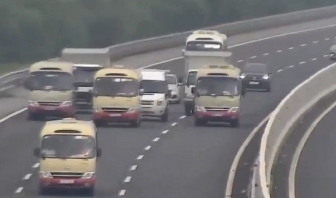 Xe khach dan hang ngang tren cao toc Ha Noi - Hai Phong hinh anh