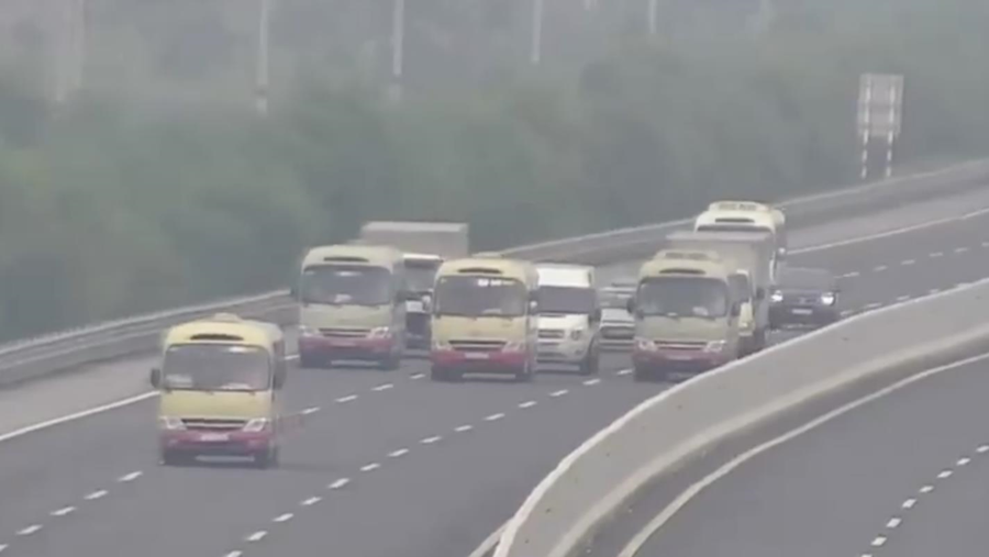 3 xe khach dan hang tren cao toc Hai Phong - Ha Noi hinh anh