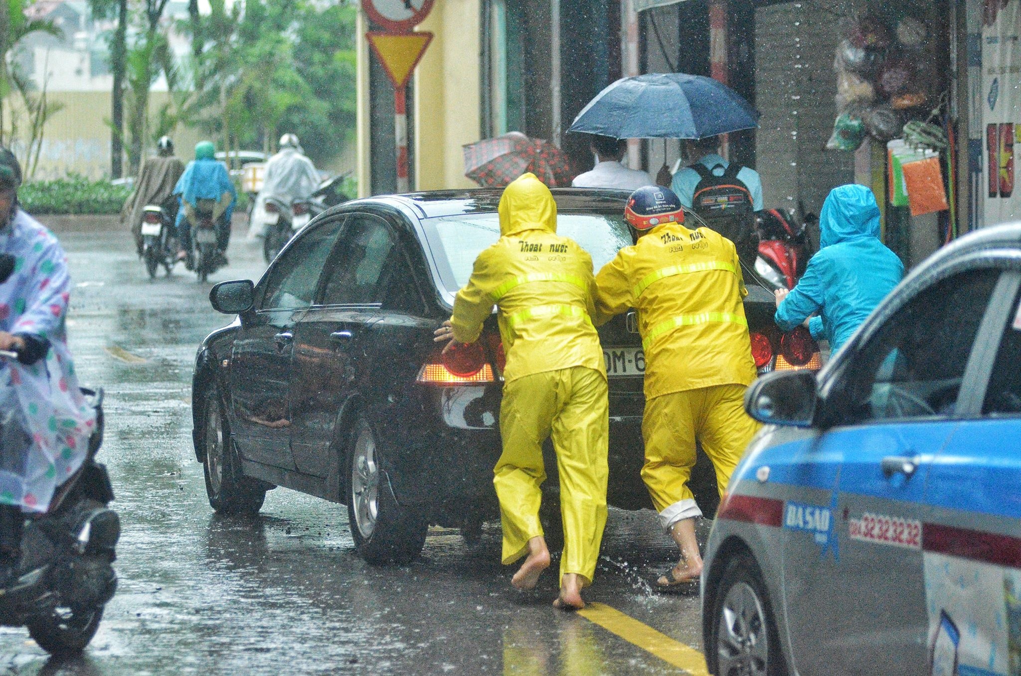 Mua lu ngap Ha Noi anh 4