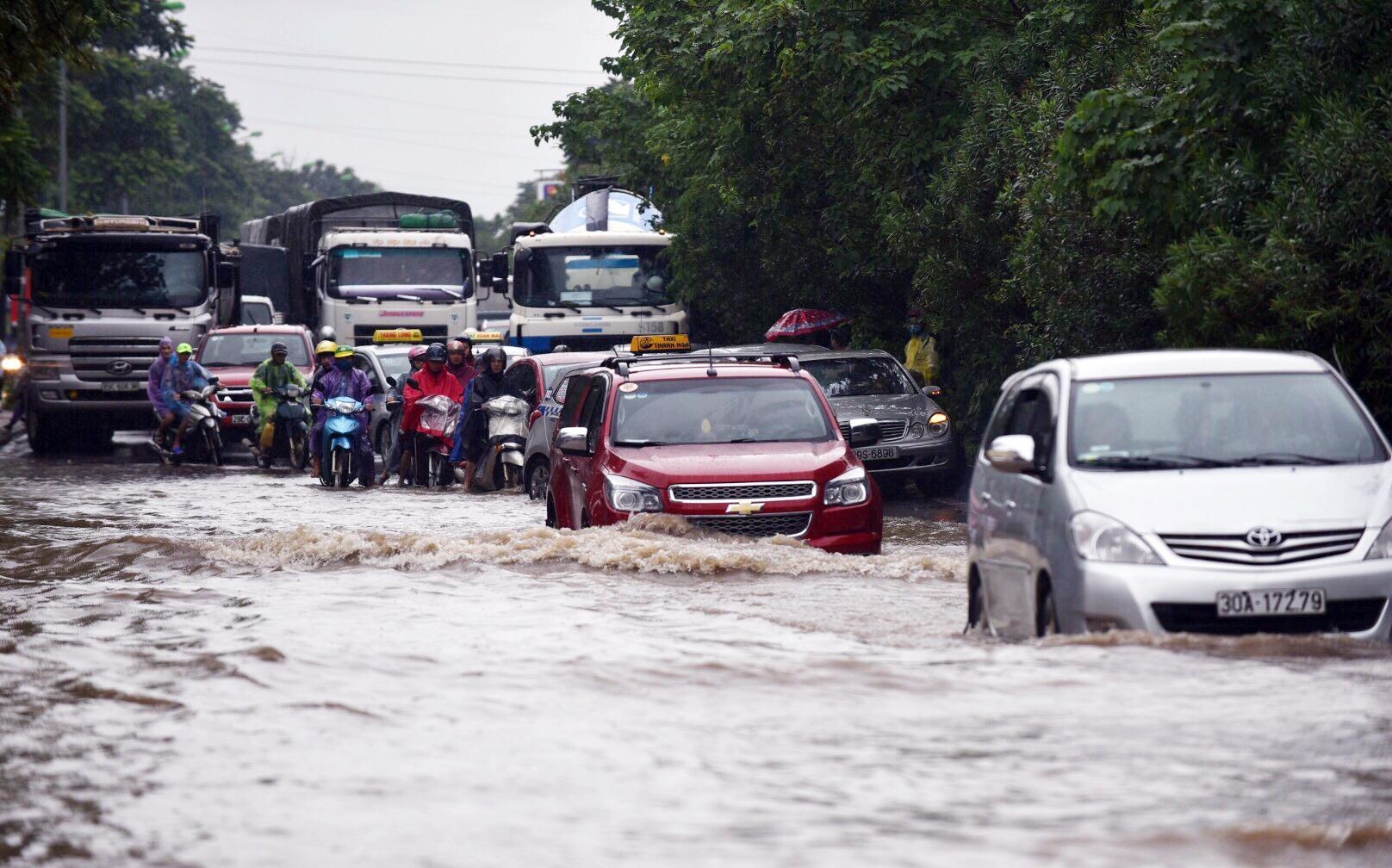 Canh mua ngap dien rong, giao thong gian doan nhieu noi o Ha Noi hinh anh