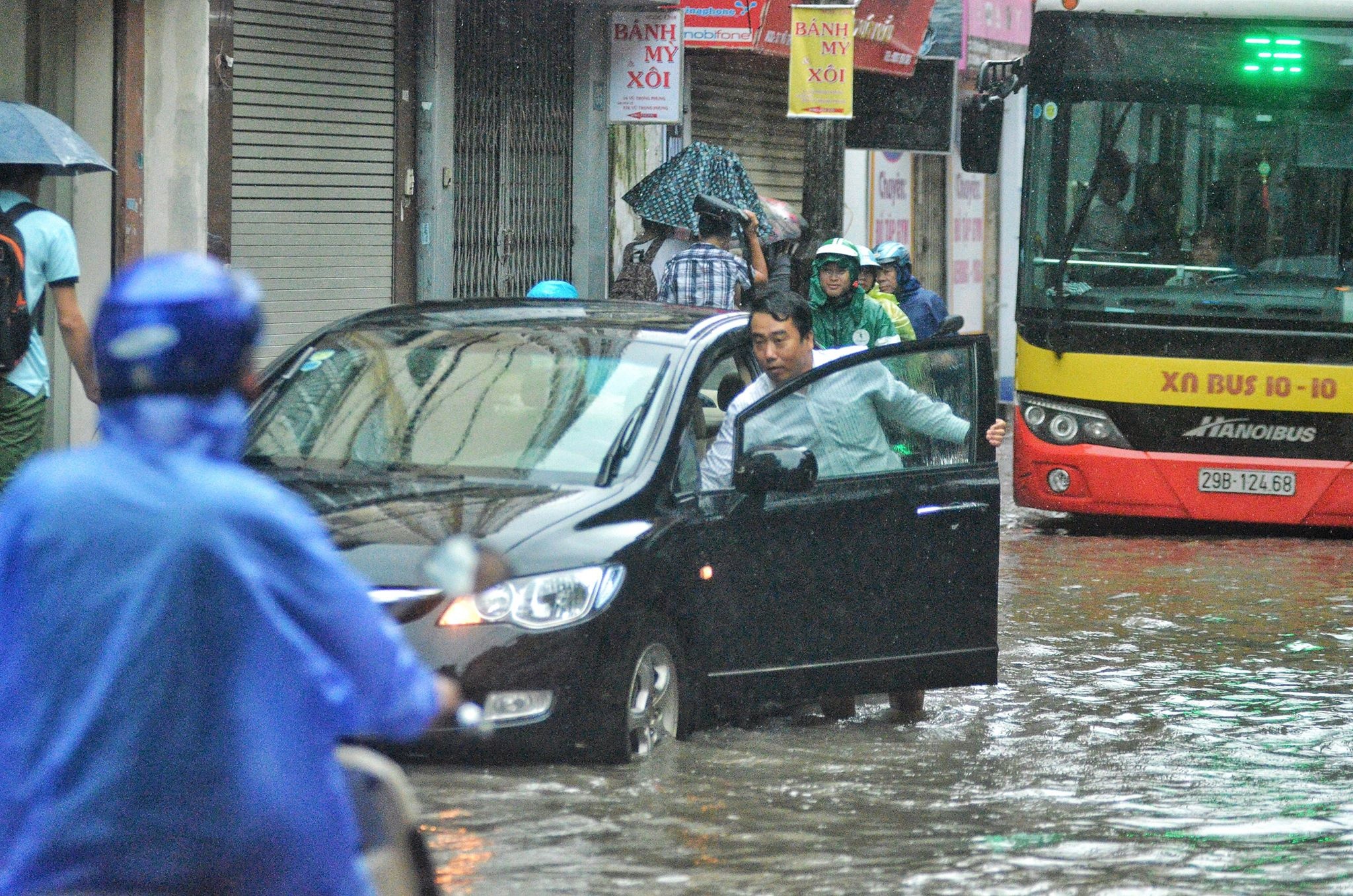 Mua lu ngap Ha Noi anh 3