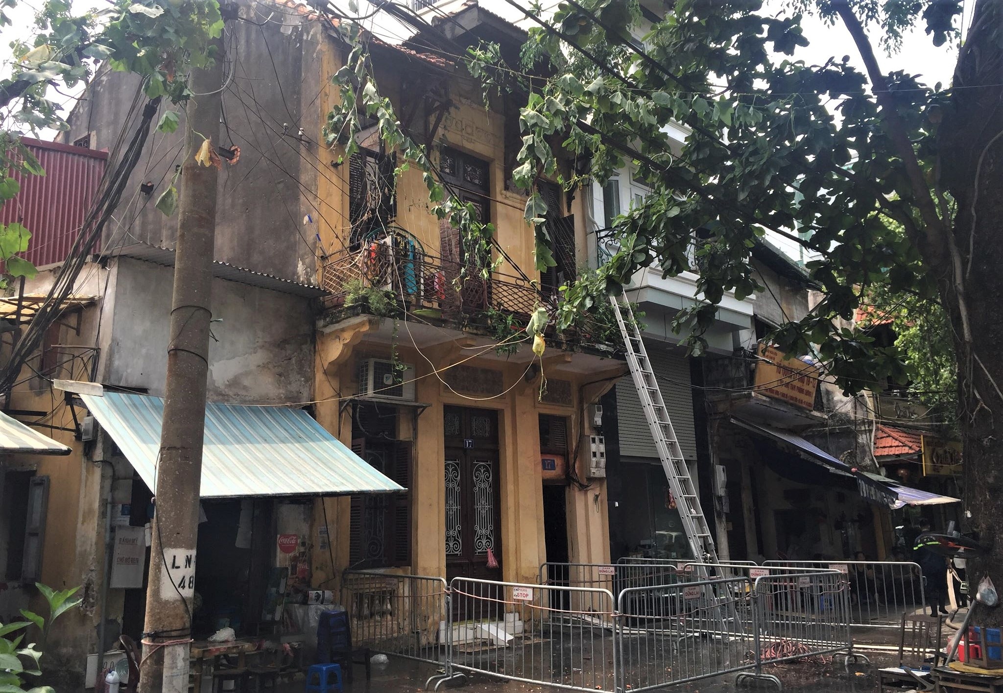 Chay nha pho Phung Hung anh 1