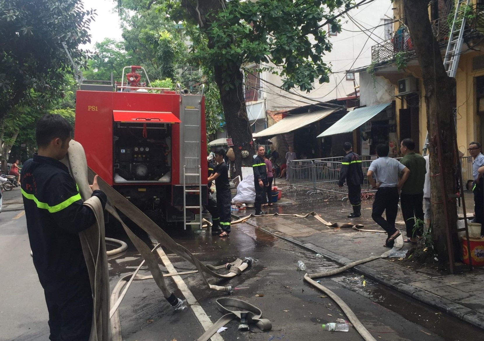 Chay nha pho Phung Hung anh 2