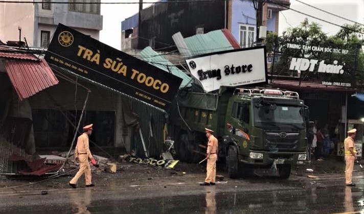 Oto tong sap nhieu nha dan, 2 me con tu vong tai cho hinh anh