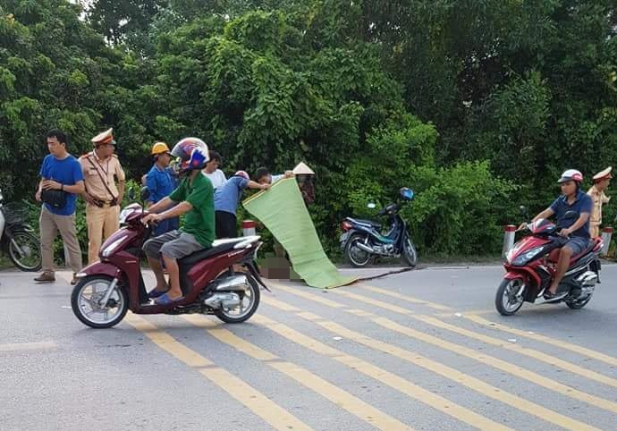 Nguoi dan ong lao vao gam xe container hinh anh