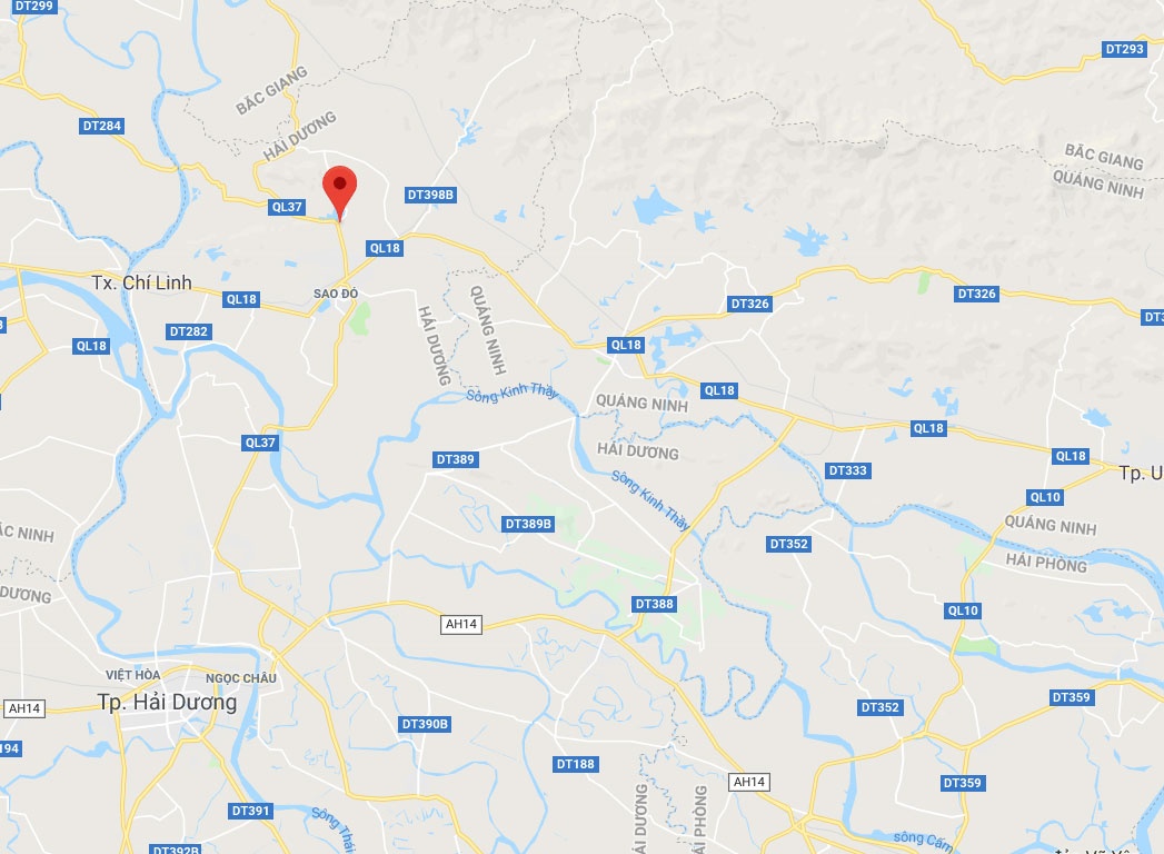 Nguoi dan ong lao vao gam xe container anh 1