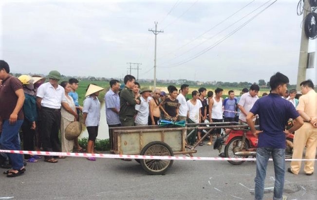 Tong vao duoi xe keo tu che, nam thanh nien tu vong tren duong di lam hinh anh