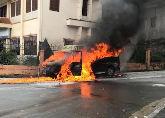 Xe hut be phot dap lua khi oto khach boc chay o Sa Pa hinh anh