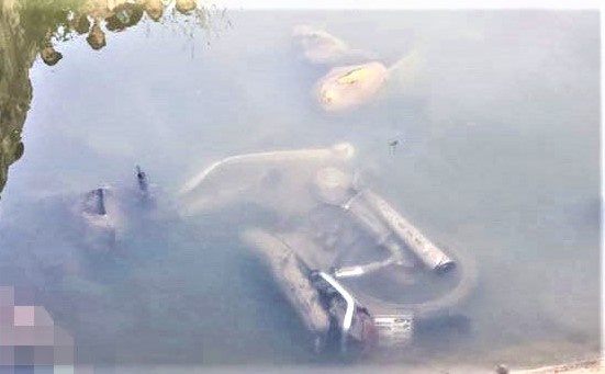 Phat hien thi the 2 nam thanh nien cung xe may duoi kenh hinh anh