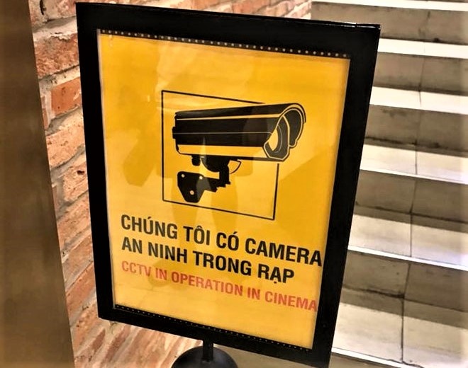 Nhan vien phat tan hinh anh CGV anh 2