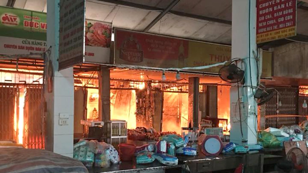 Hang loat sai pham trong vu chay cho Soc Son hinh anh