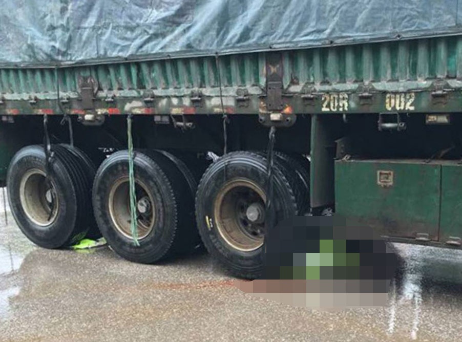 Va cham voi xe container tai goc cua, nguoi phu nu tu vong hinh anh