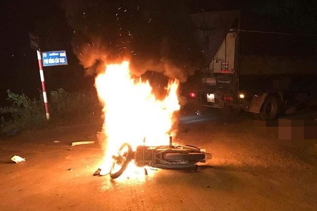 Xe may chay rui sau va cham voi oto tai, 1 nguoi tu vong hinh anh