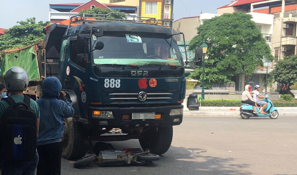 Nu sinh di xe dap dien tu vong sau va cham voi xe tai hinh anh