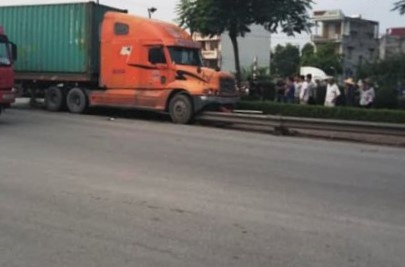 Doi nam nu gap nan tren duong phuot, mot nguoi tu vong hinh anh