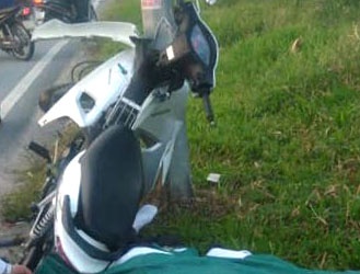 Nam thanh nien dam xe vao cot dien tu vong hinh anh