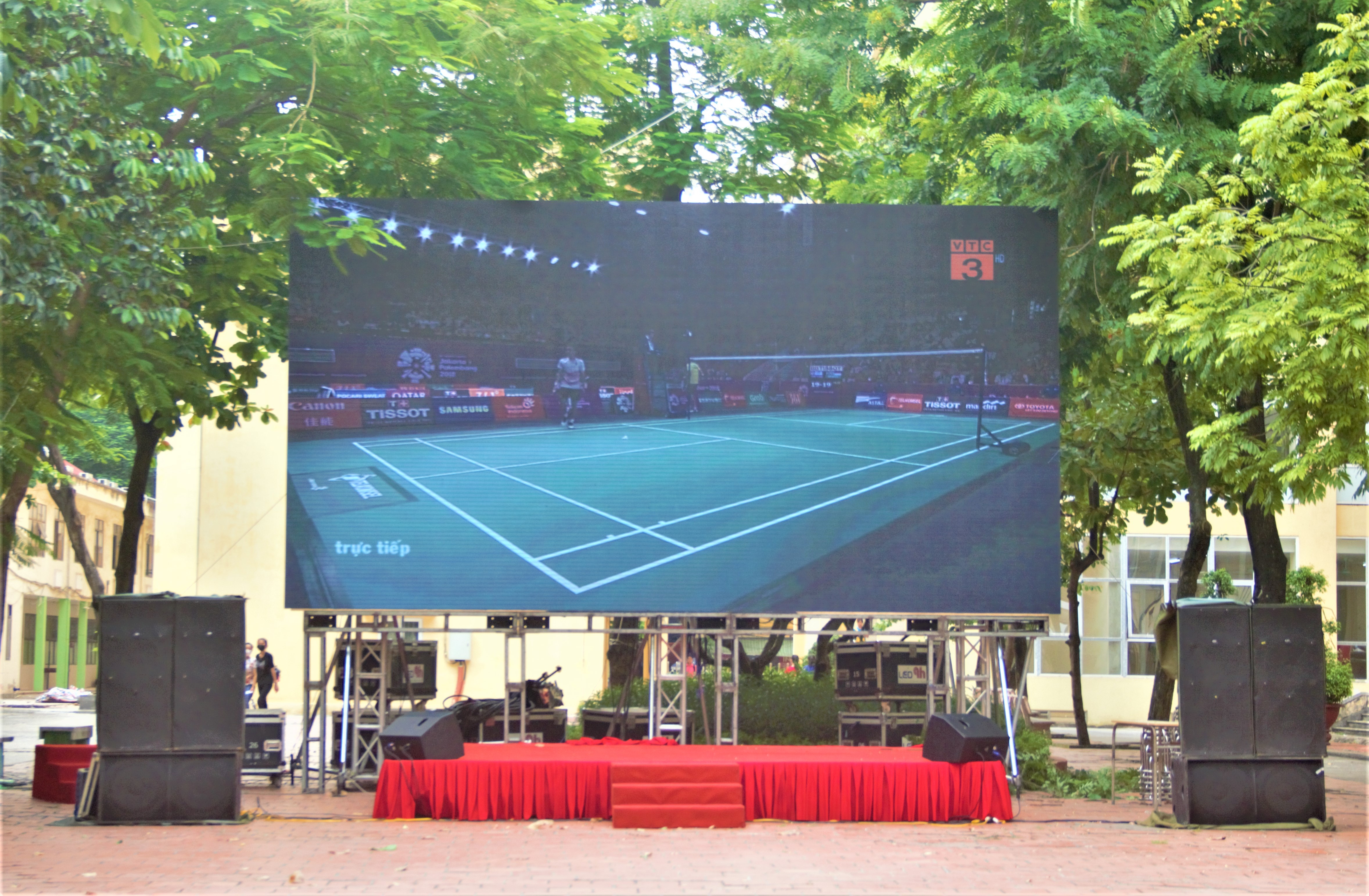 Man hinh LED phuc vu 5.000 sinh vien tiep lua Olympic Viet Nam hinh anh