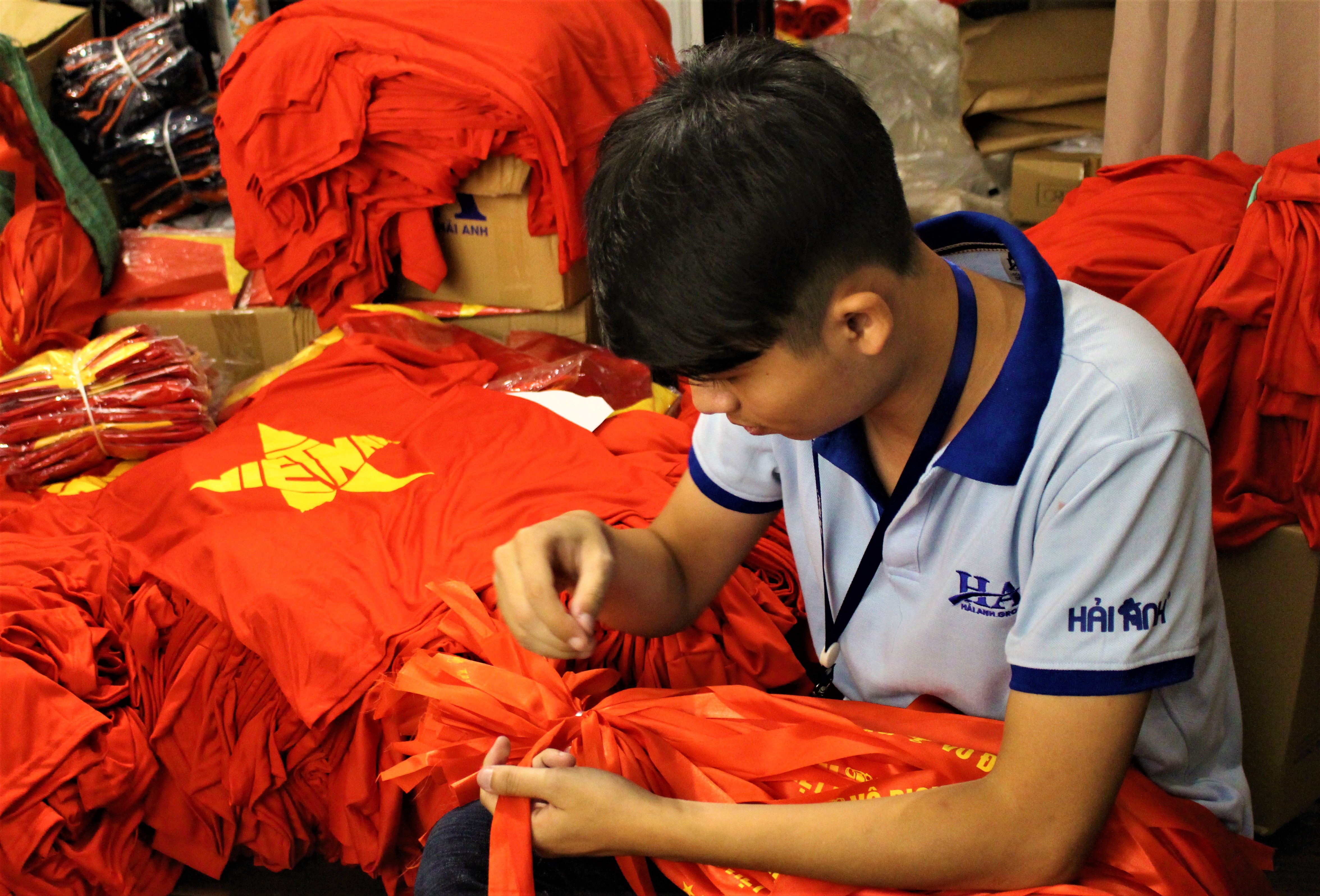 Phat mien phi 1.000 ao phong co do sao cho fan co vu tuyen VN hinh anh