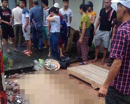 Co gai 18 tuoi bi tau tong tu vong khi bang qua duong sat hinh anh