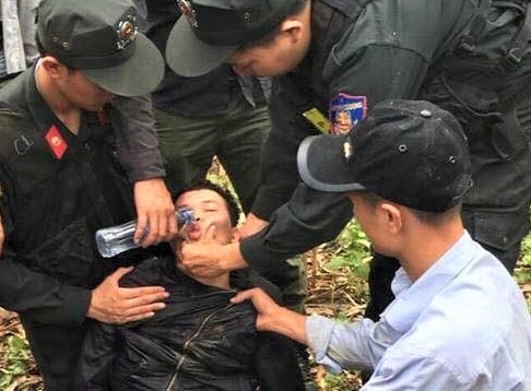 Nghi pham giet xe om sa luoi trong tinh trang kiet suc roi ngat hinh anh