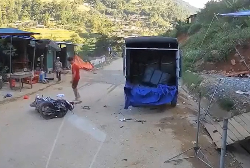Xe máy tông vào đuôi xe tải ảnh 1 Xe may tong vao duoi xe tai anh 1