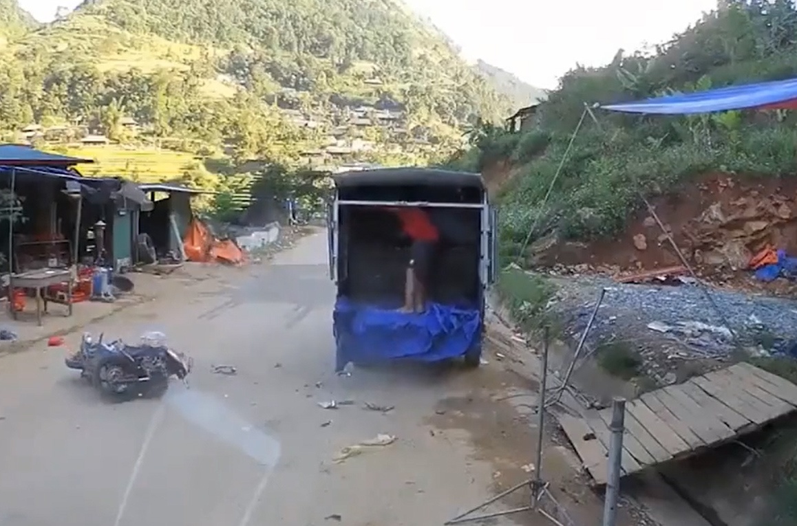 Lai xe tai do le duong co loi khong khi nguoi khac tong vao tu vong? hinh anh