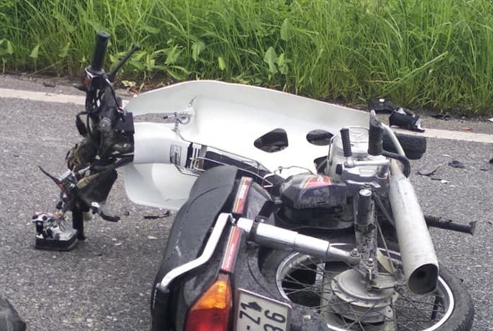 Dau dau xe khach, 2 thanh nien tu vong hinh anh