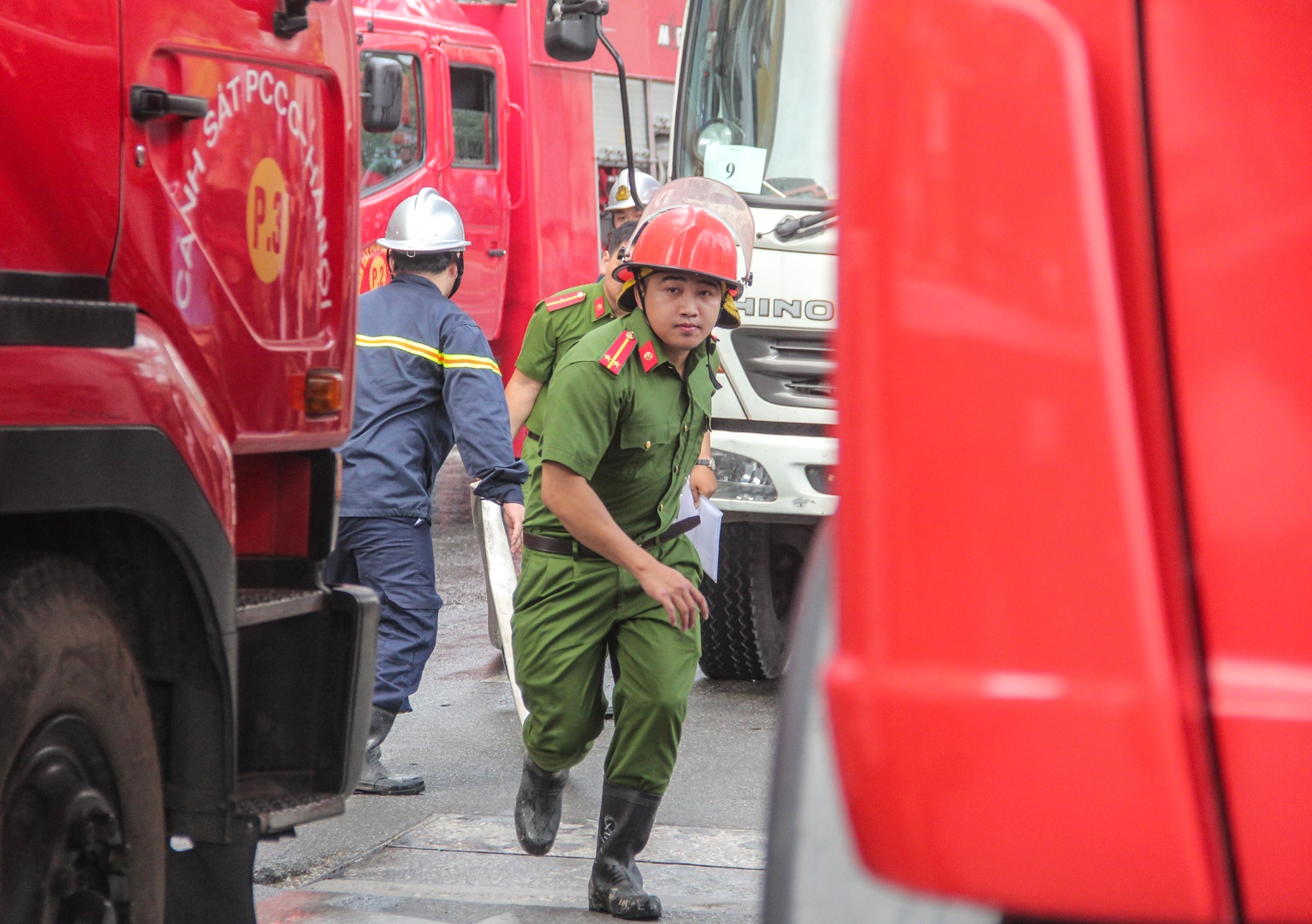 Hon 2 gio dap dam chay do dot vang ma tai toa nha 9 tang hinh anh