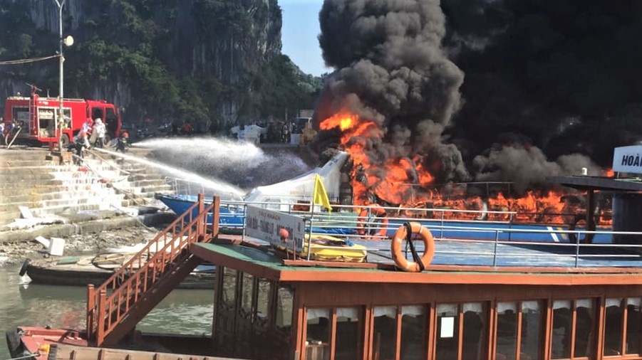 Tau cao toc 2 ty chay ngun ngut tai cang Cai Rong hinh anh