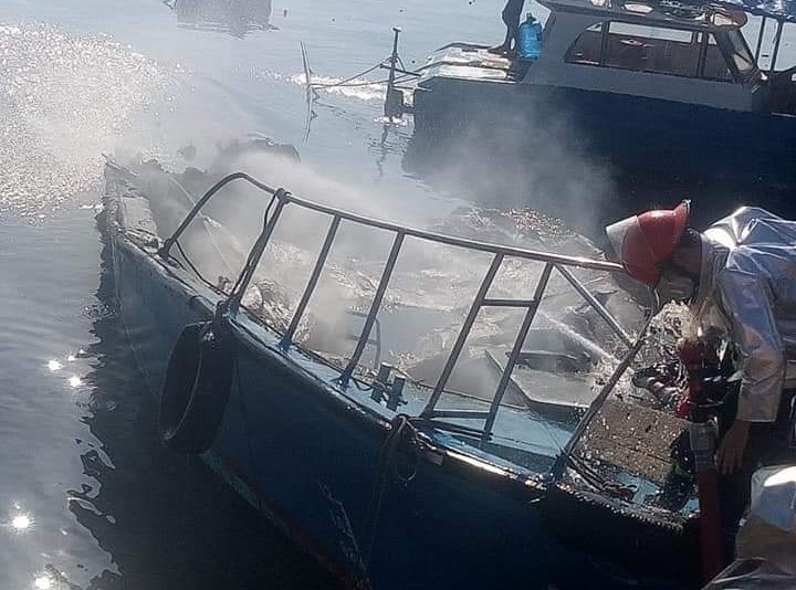 Cháy tàu du lịch Quảng Ninh ảnh 2 Chay tau du lich Quang Ninh anh 2