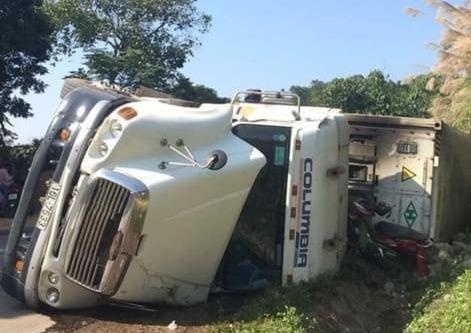 Dung ven duong, nhom phuot bi xe container lat de trung hinh anh