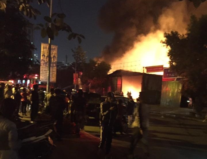 Xuong bao duong oto chay ngun ngut trong dem hinh anh