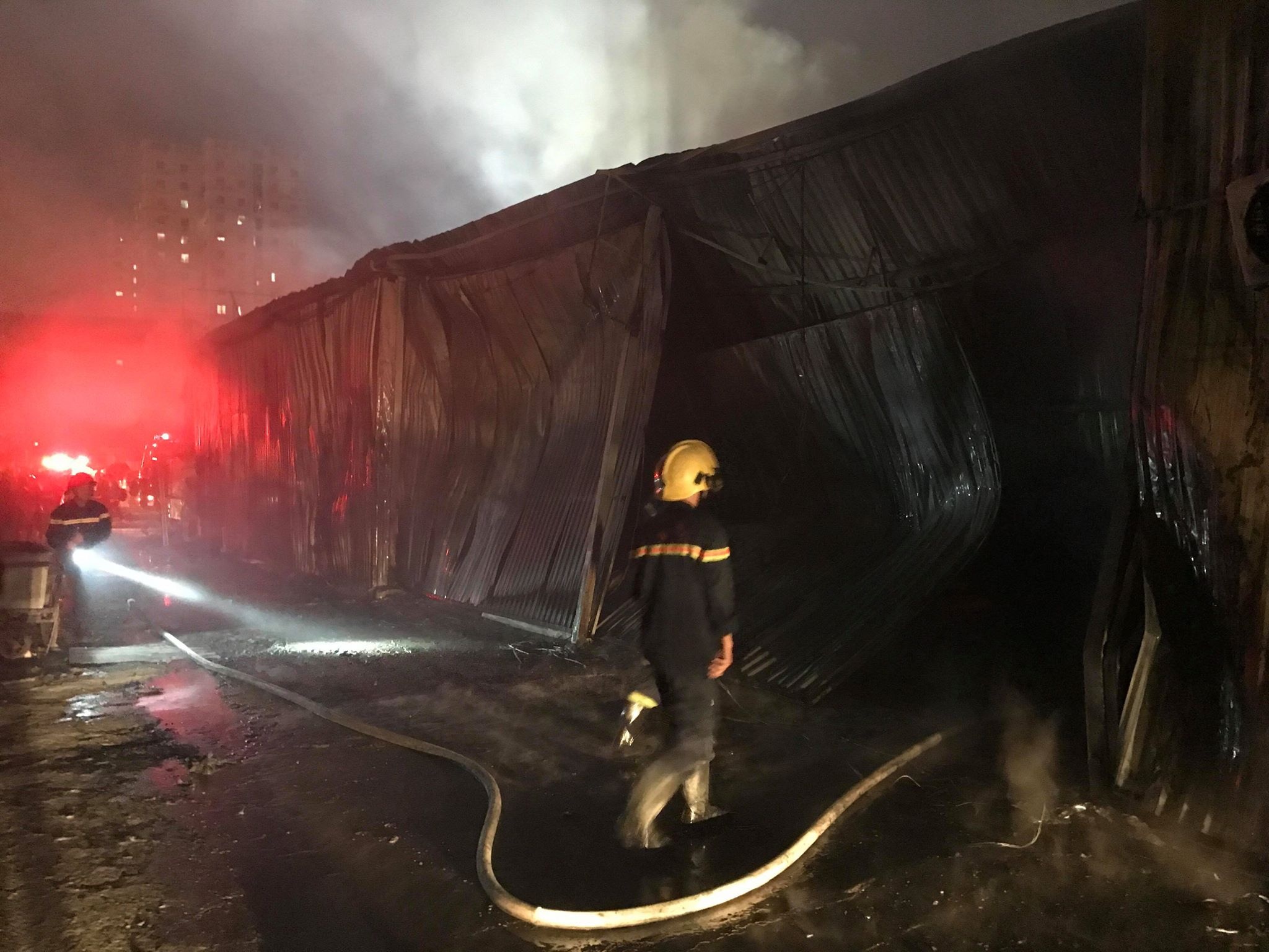 Cháy xưởng ôtô ở Nam Trung Yên ảnh 2 Chay xuong oto o Nam Trung Yen anh 2