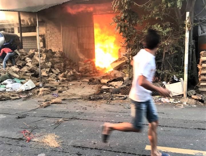 Chay xuong san xuat tam, hang tram nguoi hoang loan hinh anh