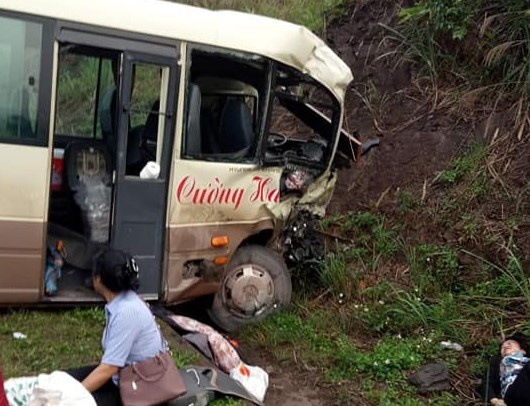 Tai nan lien hoan tren quoc lo, tai xe ket trong cabin hinh anh