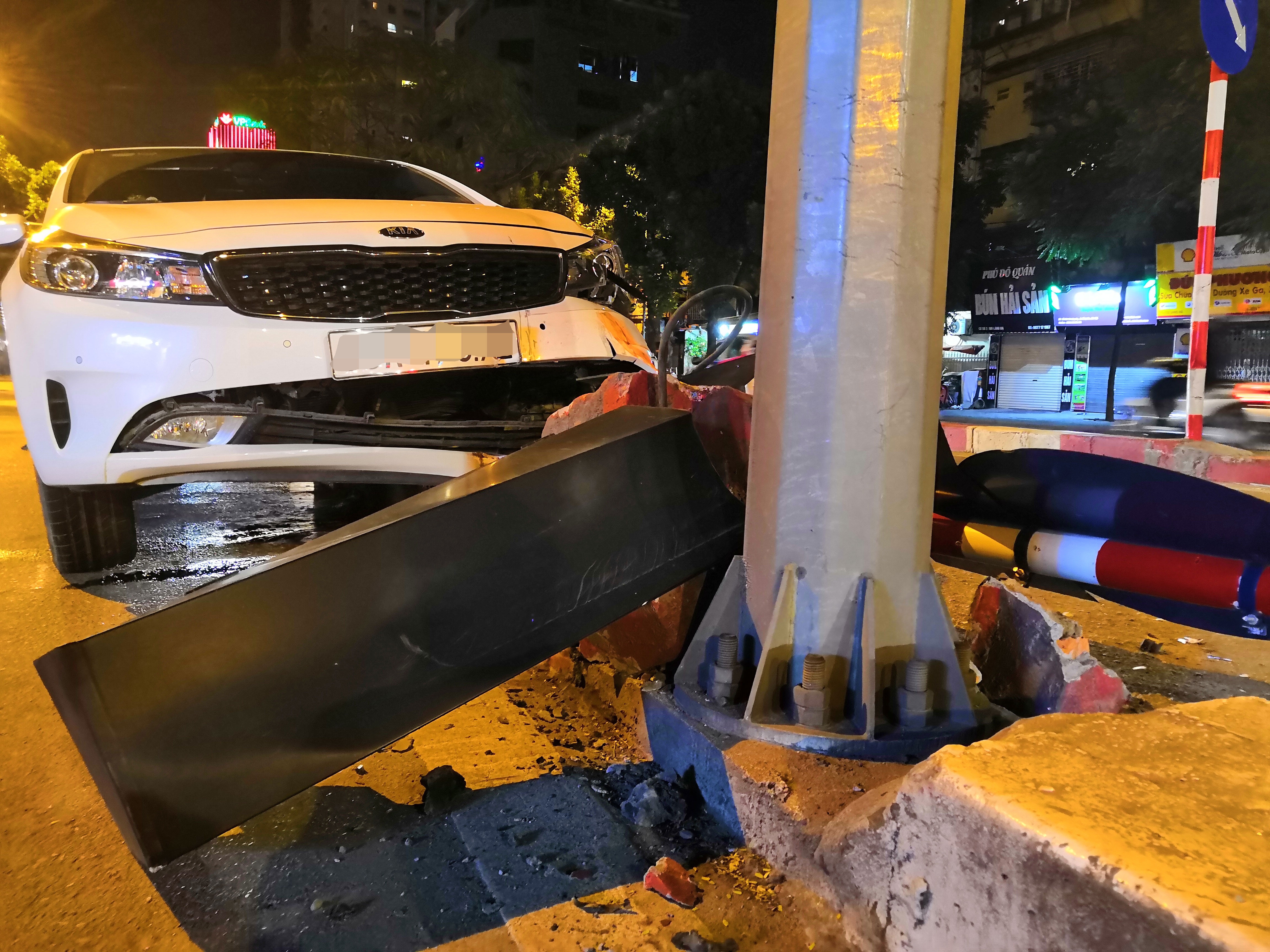 Tai xe 'mat tich' sau khi tong gay tru den cau vuot o Ha Noi hinh anh