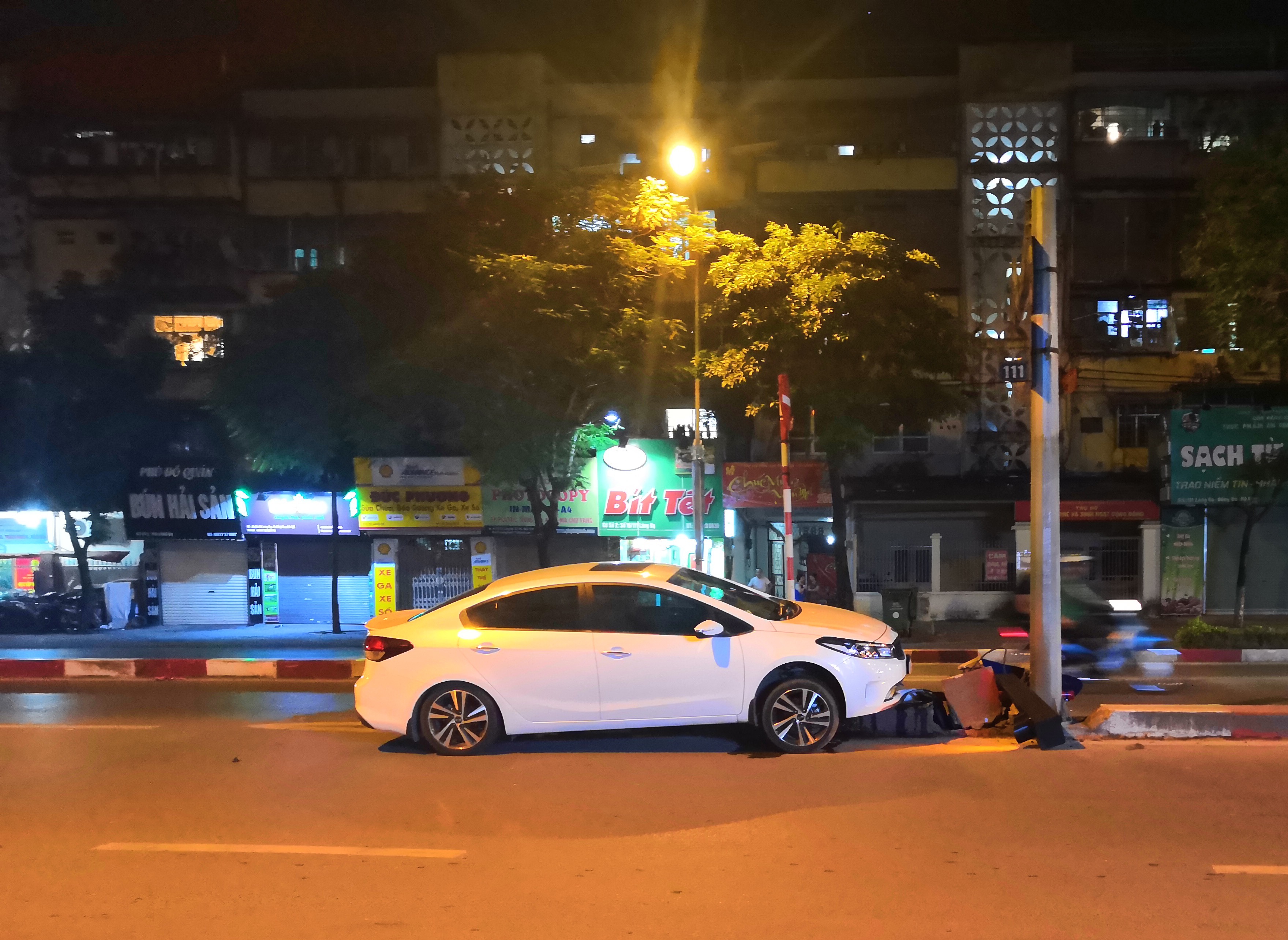 ô tô tông cầu vượt ảnh 2 o to tong cau vuot anh 2