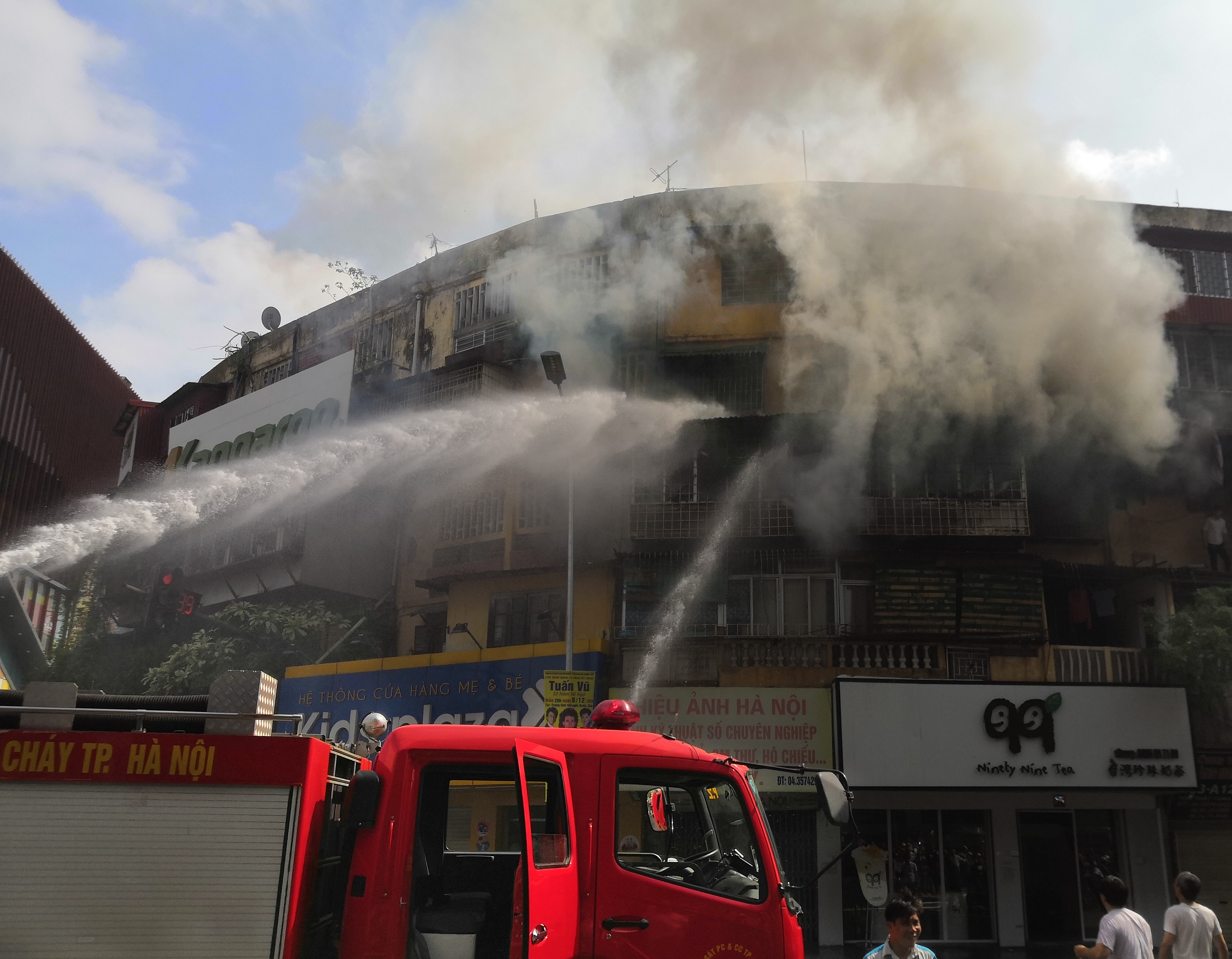 Chay lon tai khu tap the cu tren pho Ton That Tung hinh anh