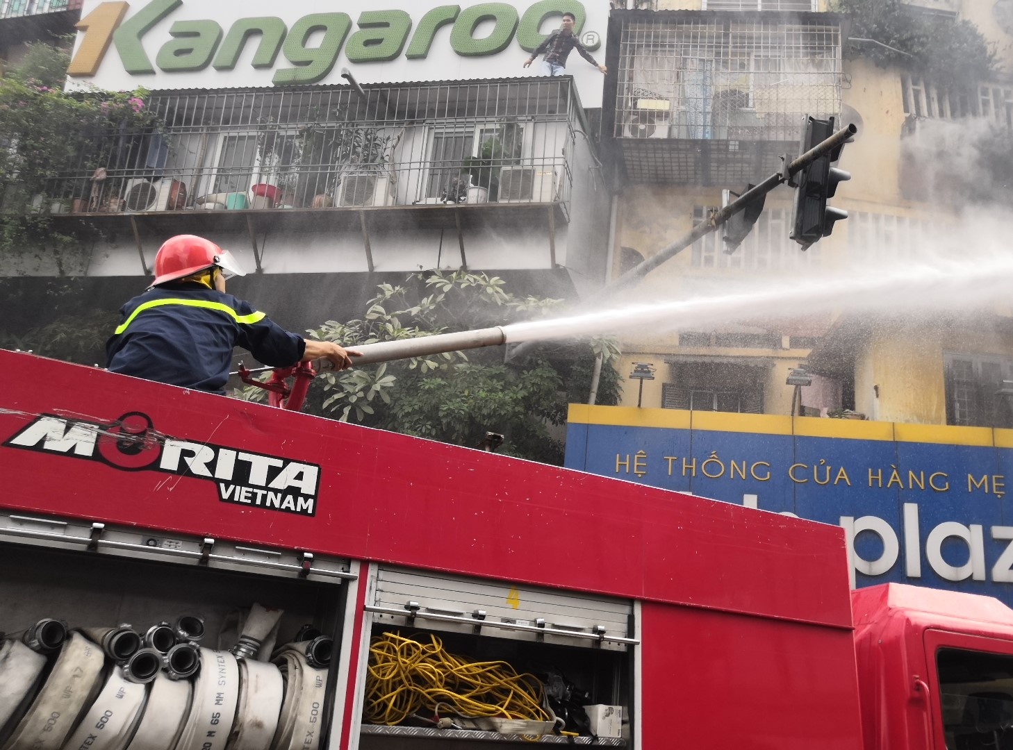 Giao thong tam ngung hon 30 phut phuc vu cuu hoa hinh anh