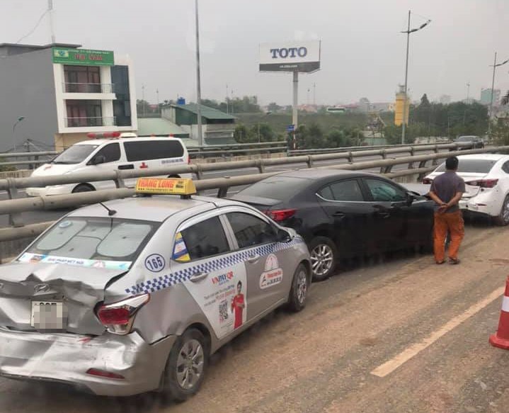 4 oto tong lien hoan tren duong ra san bay Noi Bai hinh anh