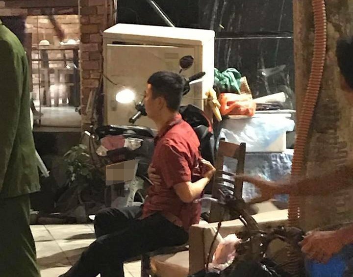 Nam thanh nien bi dam xuyen lung sau tran Viet Nam - Philippines hinh anh